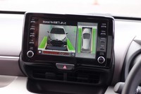 新型「ヤリス」では、スマートフォンとの連携が可能なディスプレイオーディオと車載通信機が全車に標準装備される。写真は、駐車支援システム「Advanced Park」作動時のモニター画面。（写真＝webCG）
