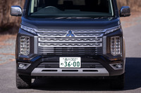 「デリカD：5」の特徴的なフロントフェイスは、新たな歩行者保護性能基準に対応するために開発された。サイドメンバーの前端が20mm後退し、バンパービームが加えられるなど、フロント内部構造の見直しを受けている。