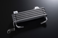 スポーツ走行時だけでなく、多人数乗車や重量積載物による高負荷時などで、トランスミッションの油温上昇を抑える「スバルパフォーマンストランスミッションフルードクーラー」が採用される。