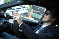 「スポーツマックス ラックス」を装着した「メルセデス・ベンツGLC」を運転する筆者。今回の取材では、東京・豊洲や台場の一般道と、首都高速道路を中心に試乗を行った。