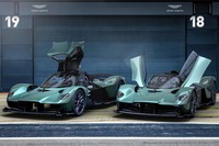 クーペの「ヴァルキリー」（写真左）とオープントップの「ヴァルキリー スパイダー」（同右）。ドアの形状と開閉方式は異なっている。