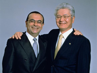 カルロス・ゴーンCOO（左）と塙 義一社長（1999年当時）。