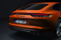 「パナメーラ ターボS」のリアビュー。テールランプデザインが変更されている。