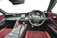 インパネは直線的な造形。情報系を水平に配置して、ドライバーの視線が乱れないようにした。また、コックピットの両サイドにはドライバーを包むようなデザインを施して高揚感を演出したという。