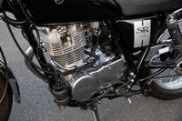 シリンダー側面の冷却フィンが特徴的な、空冷399cc単気筒エンジン。クランクケースの左前方には、蒸発ガソリンの大気放散を抑えるキャニスターが装着される。