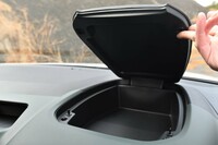 メーターバイザーの上にあるふた付き収納スペース。