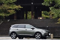 ボディーサイズは全長×全幅×全高＝4640×1860×1650mmで、ホイールベースは2840mm。「3008」と比べると、全幅と全高はほぼ同等、全長が190mm、ホイールベースが165mm延長されている。