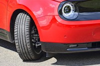 最小回転半径は4.3m。フロントにはドライブトレインが備わらないため前輪はこんなにも切れる。