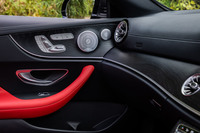 試乗車にはオプションの「エクスクルーシブシートパッケージ」に含まれる「Burmesterサラウンドサウンドシステム」や空調・照明・音楽・パフュームアトマイザーなどの快適機能をトータルでコントロールする「エナジャイジングパッケージ」が装備されていた。