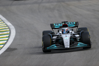 初優勝に向けてひた走るラッセル（写真）。レース終盤のセーフティーカー明けには、背後に迫ったチームメイトのハミルトンからのプレッシャーに緊張が走ったようで、「セーフティーカーを見たときは『参ったな、これは大変な最後になるぞ』と思った」とレース後に語っていた。チームは2人に自由にレースをさせる一方、ラッセルのマシンに起きていた水漏れについては彼に伝えず、ドライビングに集中させる気遣いもみせていた。（Photo=Mercedes）