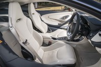 ヘッドレスト一体型のシートは、ホールド性はもちろん、長時間着座した際の快適性も重視されている。