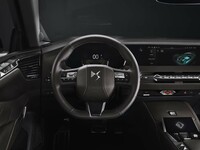 ステアリングホイールはシフトパドル付き。アダプティブクルーズコントロールなどの操作スイッチは左のスポーク上にレイアウトされる。