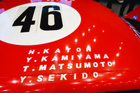 ルーフに書かれたドライバー名にピンときたあなたは、相当な“GT-R通”。実はこのクルマ、後に「GT-R」の開発をけん引することとなる実験部のメンバーが、レースで走らせた車両なのだ。