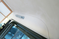 ルーフライニングは全面に西陣織を使用。金糸を織り込むことで、独特の色と風合いを表現している。