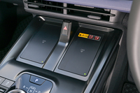 スマートフォンのワイヤレスチャージャーはセンターコンソールの前端に2つ並んで搭載される。