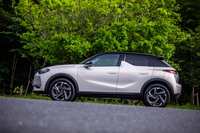 シャークフィン形状のBピラーは、コンパクトハッチバック「DS3」譲りとなる特徴的なデザイン。サイドパネルに中央が下がったプレスラインを入れることで、前後のフェンダーが強調されている。