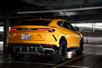 「ウルス」のリアビュー。