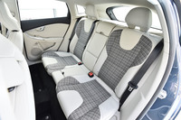 分割可倒式のリアシート。乗車定員は3人で、中央席のヘッドレストは上方に引き出して使用する。