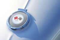 給油口はリアウィンドウの後方に位置。写真のフューエルリッドにも、その下のガソリンタンクのキャップにも、カギはついていない。