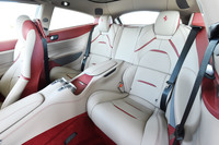 独立型の後席。センターコンソールには、カップホルダーやエアコンの吹き出し口がレイアウトされる。