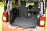 こちらは「ワゴンRスマイル」の後席を格納した様子。床面のフラットな積載スペースが得られる。