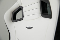 ホワイトとブラックのコントラストが印象的な「EPIC Premium White（エピック プレミアムホワイト）」。価格は5万4816円（税込、2020年4月現在）。