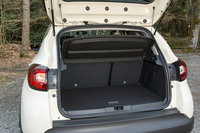 荷室容量は、後席を後端にスライドさせた状態で377リッター、前端にスライドさせた状態で455リッター、ラゲッジボードの位置を下げ、後席をたたんだ状態では1235リッターとなっている。