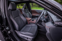 「Z“レザーパッケージ”」の前席には、「快適温熱シート＋シートベンチレーション」機能付きの本革シートが標準装備される。