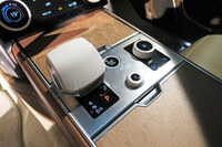 セラミック製のインテリアパーツも「SV」グレードの特徴だ。