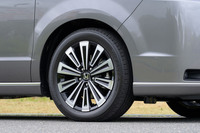 タイヤサイズが205/55R17となるのは「スパーダ プレミアムライン」のFF車のみ。同グレードの4WD車を含め、その他の仕様はすべて205/60R16だ。