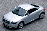 1998年にデビューした初代「アウディTT」。開発前段階のデザインスタディーモデルと変わらぬ個性的な姿で製品化され、話題となった。