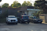 2017年9月、フランスのシャンティイ近郊で出会った「アウディQ2」。写真右の、長寿「ゴルフII」も気になる。