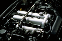 エンジンは直4 DOHC。当初の排気量は1.6リッターだったが、後に1.8リッターに拡大された。