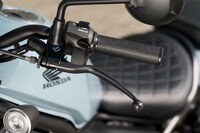 左のハンドルまわりに残されたクラッチレバー。「レブル250」では「CB650R／CBR650R」のように「E-Clutch」のオン／オフ切り替えはできないが、クラッチレバーを握ればそちらの操作が優先され、手動でのクラッチ操作が可能となる。