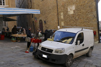 青空市場の初代「ドブロ」後期型。初期型に見られたデザイン的“アク”が緩和された。ワイパー付近には売り物の野菜が載っている。2019年にコルトーナにて撮影。