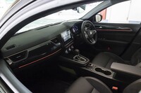 アンビエントライトはドライブモードに応じてカラーリングが変わる。全8色から任意に選ぶこともできる。