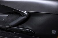 カーボンファイバー製のドアパネル。「アセットフィオラーノパッケージ」では、カーボンをはじめとする軽量素材をキャビンとエクステリアに幅広く使用しており、12kgを超える軽量化を実現している。