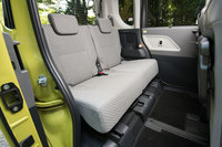 軽スーパーハイトワゴンの特徴である、広々とした後席。左右個別にリクライニングやスライド調整、格納ができる。