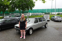 フランスのリヨンから来たという「ゴルフI」の7枚ドアモデルに乗る女性。2台のゴルフを合体させたカスタマイズモデルで、1985年にスイスのコーチビルダーが手がけたものとのこと。一緒に来た男性パートナーは、「僕は恥ずかしいから写真は勘弁してください」と、フレームから外れた。