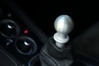 6段MTについては、よりすばやく、正確なギアチェンジを可能とするため、クラッチとフライホイールを改良。またMT仕様にはトルセン式LSDが標準装備される。