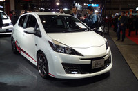 「ヴィッツG's」は、新型「ヴィッツ」のRSグレードがベース。精悍（せいかん）さが増したエクステリアも見どころ。