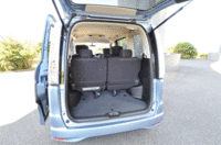 視界の邪魔にならないよう低く折り畳める3列目シート。（写真をクリックするとシートのアレンジが見られます）