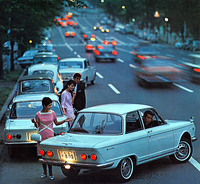 若者の街として注目を集め始めていた、夕暮れどきの原宿・表参道にて。このショットは“平凡パンチ”や“週刊プレイボーイ”といった男性誌向けの広告にも使われた。