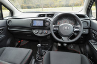 運転席まわりでは、インパネパッドがカーボン調に、ABCペダルがアルミ製になる。ステアリングも赤いステッチが施された専用品である。