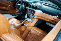 運転席まわりの様子。日本仕様車のハンドル位置は、左右どちらも選べる。