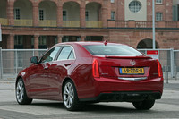 フロントヘッドランプやテールランプにはLEDが採用される。