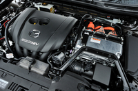 「トヨタ・プリウス」とは異なり、ハイブリッドシステムを構成するガソリンエンジンは2リッター（99ps）となる。これにモーター（82ps）を組み合わせて136psのシステム合計出力を得ている。JC08モード燃費は30.8km/リッター。