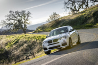 「X4 M40i」には、専用チューニングが施された、電子制御式ダンパーとパワーステアリング（可変ギアレシオ）が与えられる。