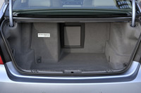 荷室の左側に見えるのが、リチウムイオンバッテリーによる“出っ張り”。容量にして約40リッター分を占める。