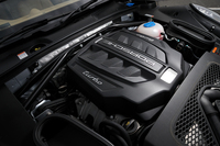 3.6リッターV6ツインターボエンジンには、排気側のバルブタイミングと吸気側のバルブリフト量を制御する可変バルブ機構や、筒内直接燃料噴射システム、ドライサンプ式のオイル潤滑機構などが用いられている。
    